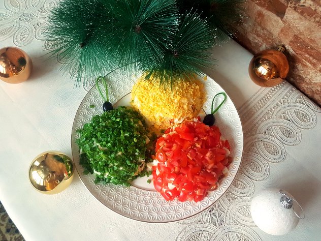 Украшение салатов на Новый год в виде елочных игрушек