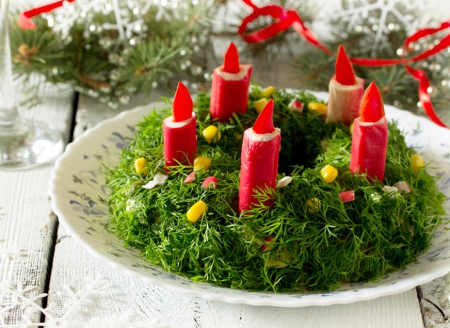 Украшение салатов на Новый год свечами