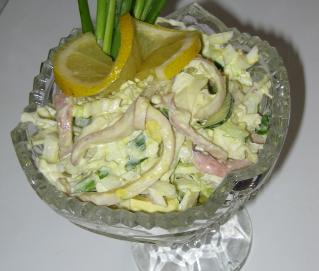 Новогодний салат с кальмарами и авокадо