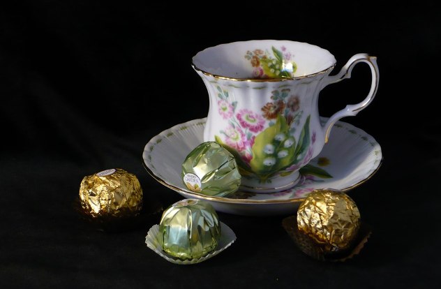 зеленый чай со сладостями поможет настроиться на работу после новогодних праздников