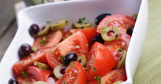 средиземноморский салат - отличное блюдо для питания в жару