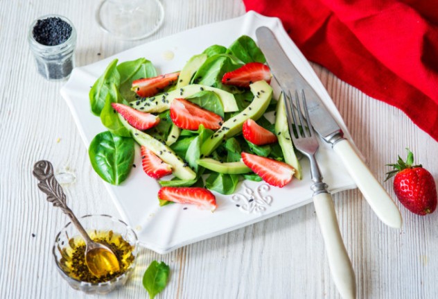 салат из авокадо, клубники и шпината - отличное блюдо для питания в жару