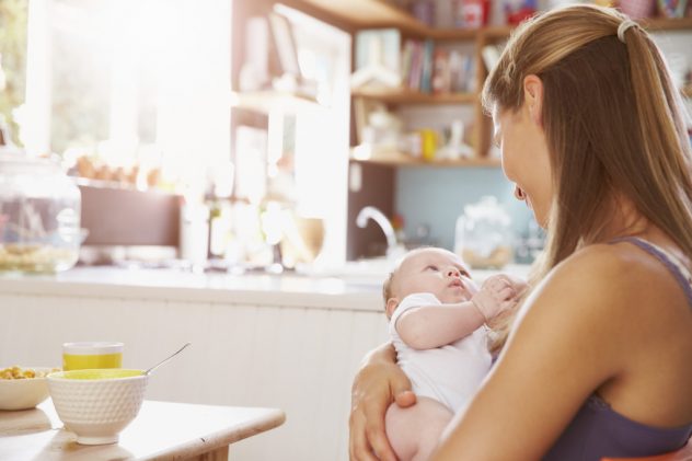 Неправильное питание кормящей матери может спровоцировать колики у новорожденного