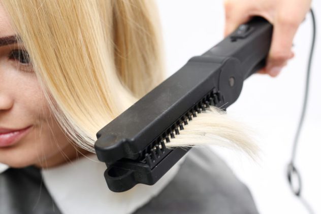 проведение процедуры кератинового выпрямления волос