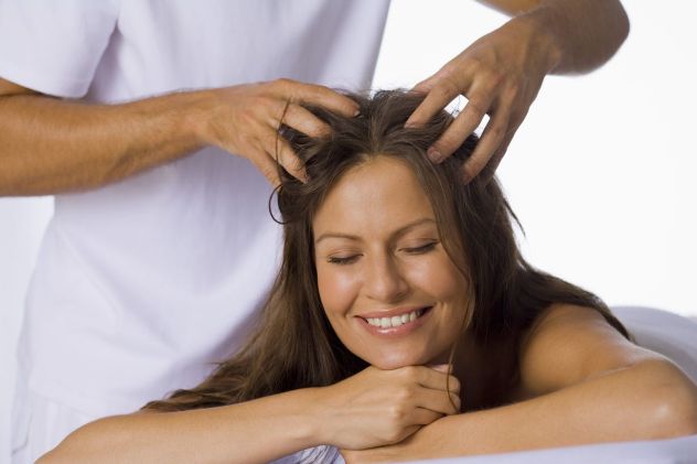массаж головы поможет избавиться от выпадения волос у женщин