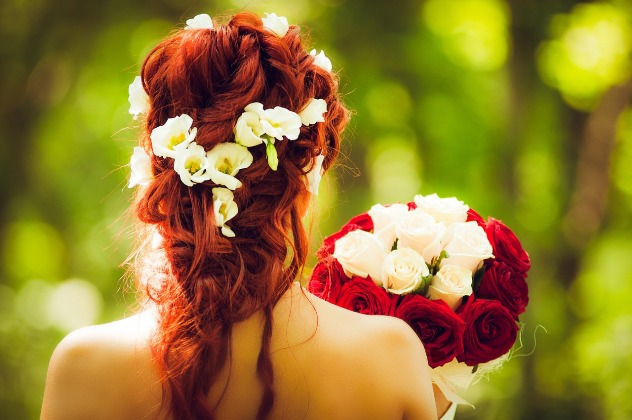 выбирать сезонные цветы для свадебного букета - отличный способ сэкономить на свадьбе