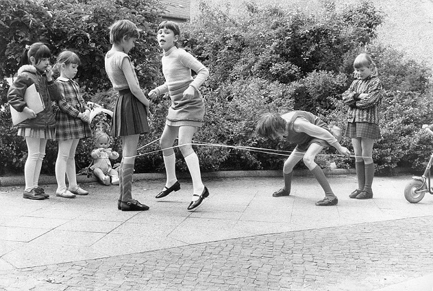 Как проводили лето советские дети? - Играли в подвижные игры во дворе