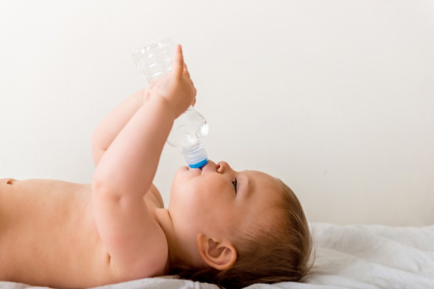 Можно ли поить ребенка до года водой