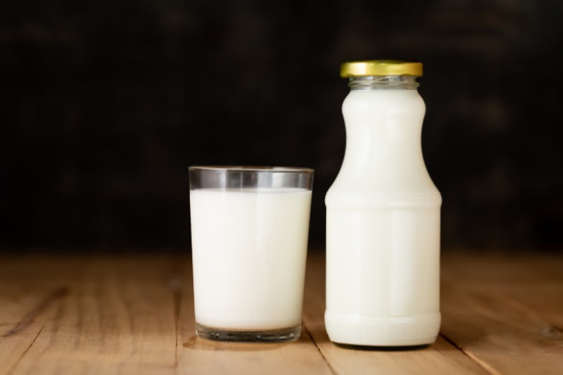 Можно ли поить ребенка до года молоком