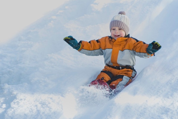 детские зимние забавы, которые могут быть опасны для жизни - катание с горки