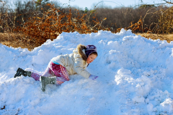 детские зимние забавы, которые могут быть опасны для жизни - прыжки в сугроб