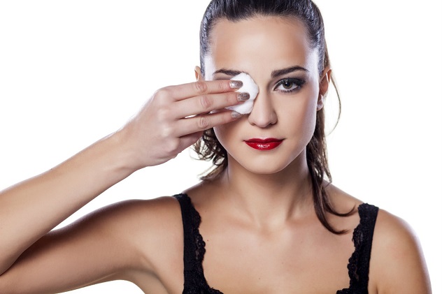 ошибки, которые совершают женщины после 40 при уходе за собой: не смывают макияж