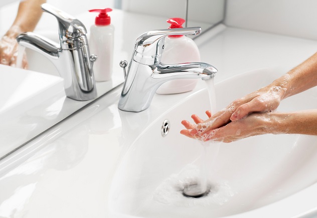 мытье рук с мылом защитит ногти при беременности от инфекций