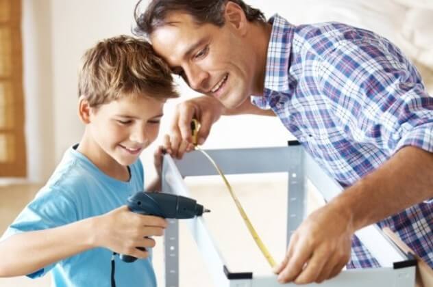Мальчик помогает отцу: методы трудового воспитания детей