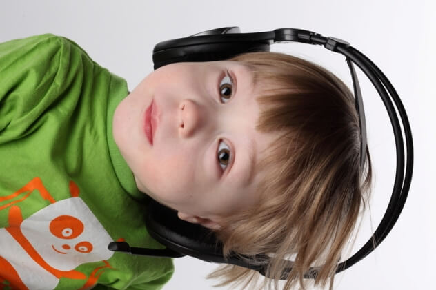 Ребенок слушает музыку