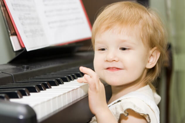 Малыш у пианино: музыкальное воспитание детей