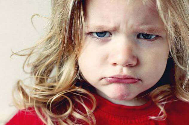 Сердитая девочка: негативные последствия стиля воспитания в семье