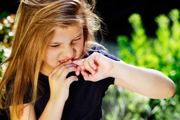 Девочка грызет ногти - привычка, как проблема в воспитании