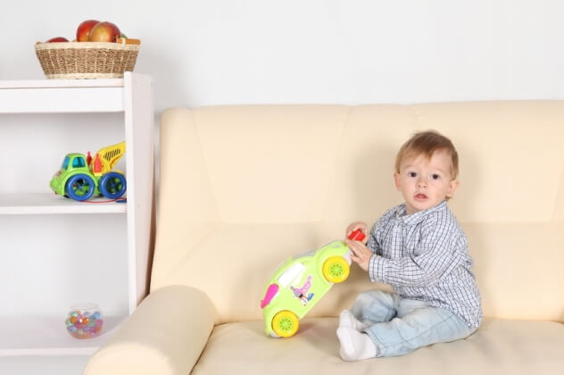 Малыш играет: значение игрушки в воспитании ребенка