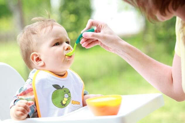 Ребенок кушает: причина запора - введение прикорма