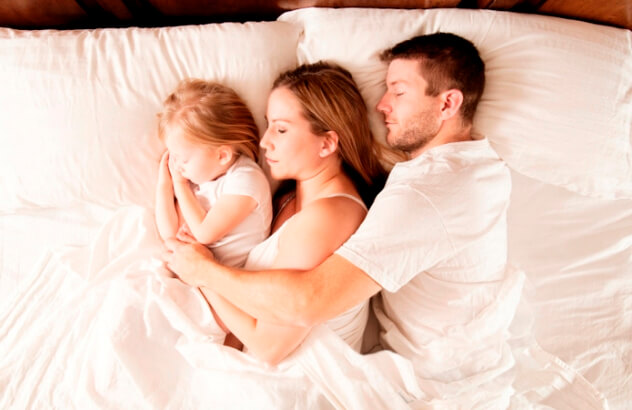 Совместный сон: папа, мама и ребенок