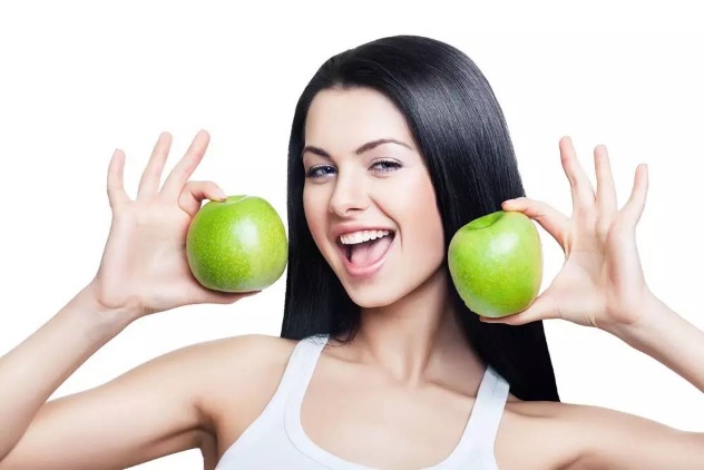 женщина с яблоками для яблочной диеты